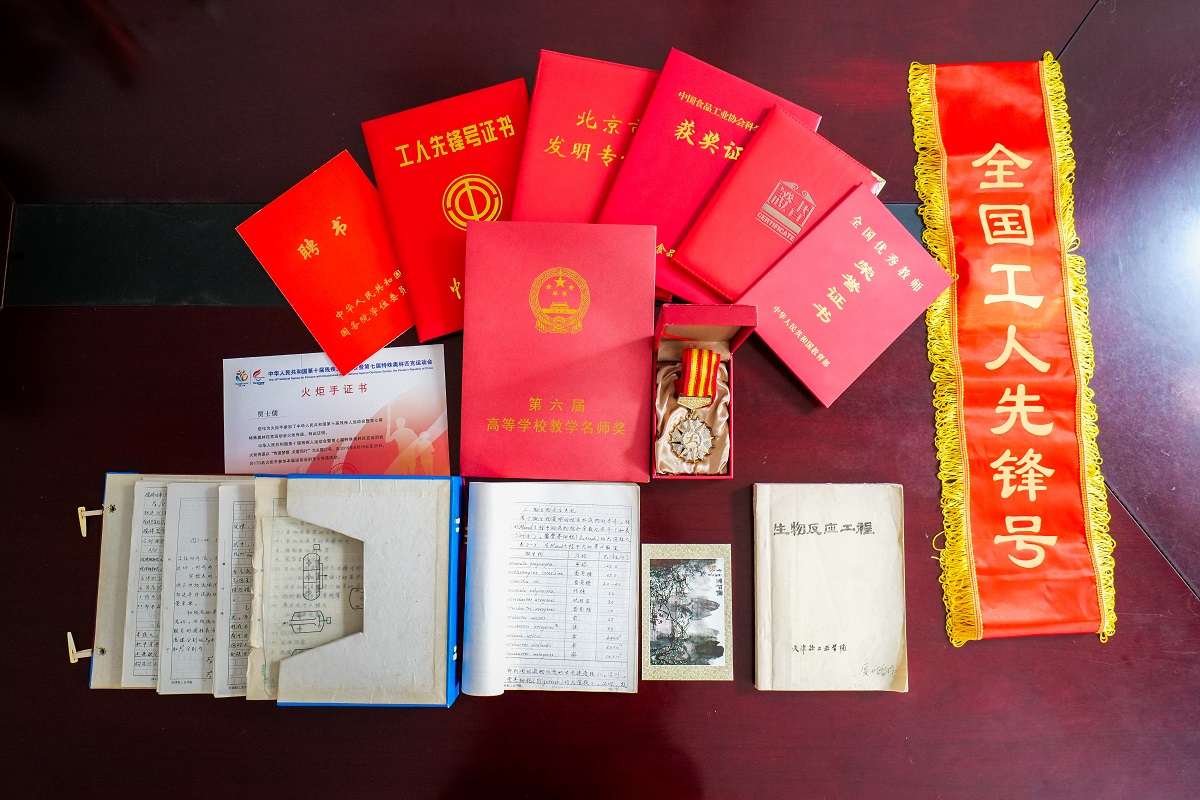 退休教师捐赠的珍贵档案3.jpg